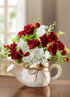 Arrangement aus Rosen und Hortensienblüten