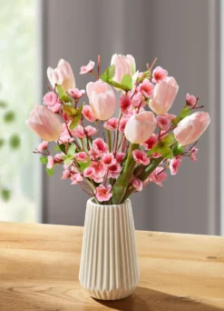 Arrangement mit Tulpen und Kirschblüten