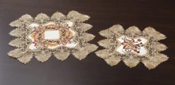Aufwendig gearbeitete Accessoires mit reichem Blatt- und Rankendeko