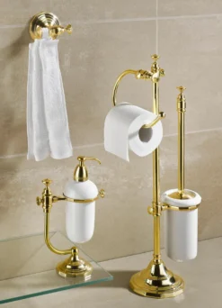 Badezimmer-Accessoires aus Messing und Keramik