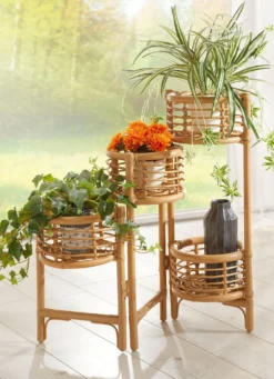 Blumenständer aus Rattangeflecht