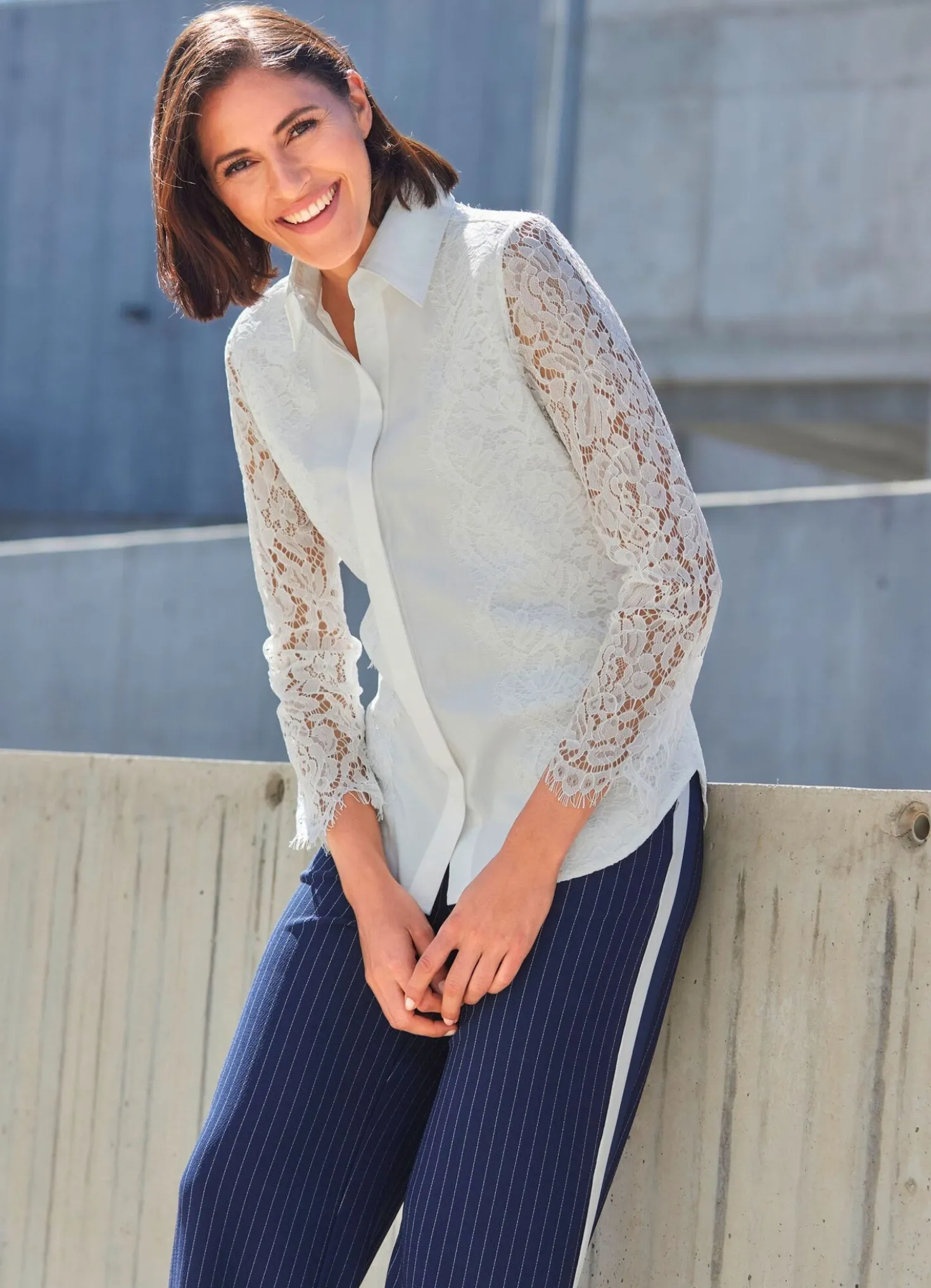 Bluse mit Spitzeneinsatz