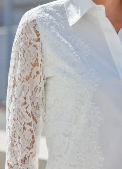 Bluse mit Spitzeneinsatz
