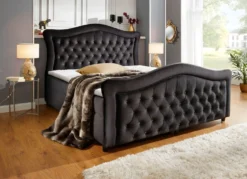 Boxspringbett mit gepolsterten Kopf- und Fußteil