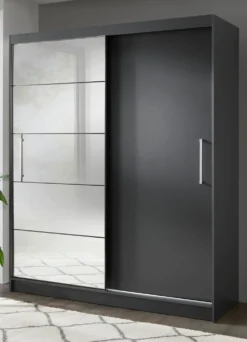 Durchdachter Schwebetürenschrank mit Spiegelfront