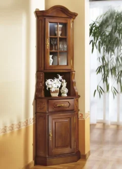 Eckvitrine mit eleganten, goldfarbenen Metallgriffen