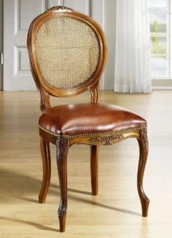 Eleganter Stuhl mit aufwendigen Schnitzereien