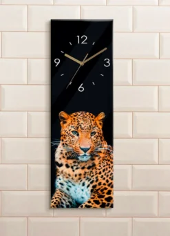 Glas-Wanduhr mit goldenen Zeigern