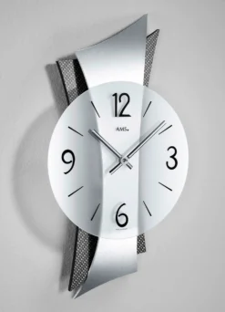 Hochwertige Wanduhr aus Messing mit geschwungener Rückwand