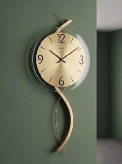 Klassische Wanduhr