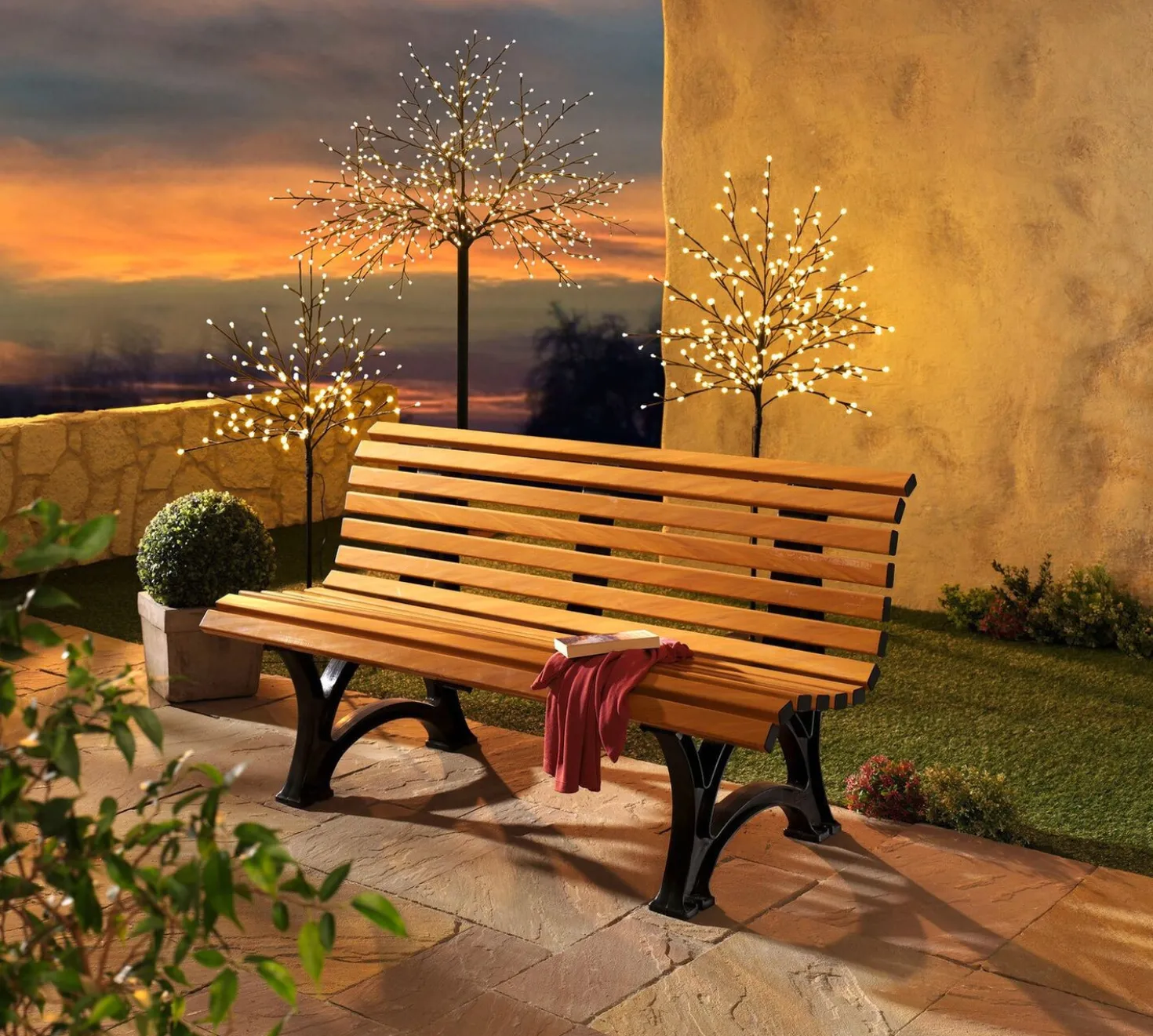 LED-Baum mit LED-Kugeln