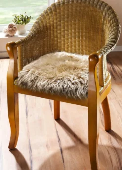 Merino-Lammfell-Sitzauflage in Tierform