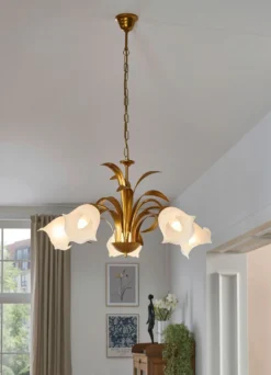 Pendelleuchte mit satinierten Glasschirmen