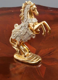 Pferd in kunstvoller Pesade-Haltung