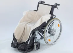 Rollstuhl-Wärmesack hält trocken und warm bei Schmuddelwetter