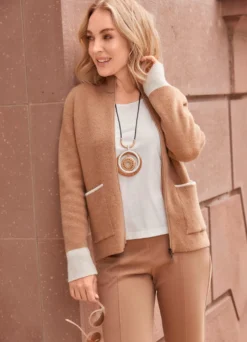 Strickjacke mit größeren Taschen