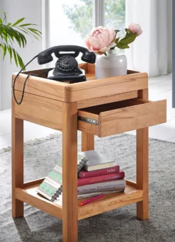 Tisch aus geöltem Massivholz