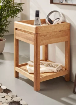Tisch aus geöltem Massivholz