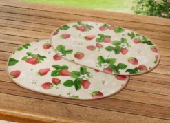 Wachstuch-Tischdecke mit frischen Erdbeer-Motiven