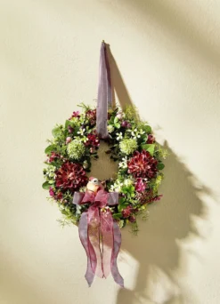Wandkranz mit Dahlien, Allium und kleinen Blüten