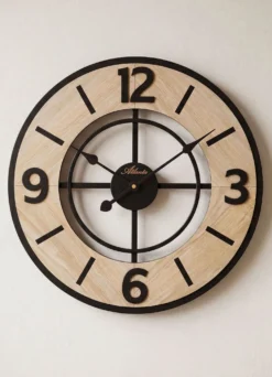Wanduhr in natürlicher Eiche-Optik