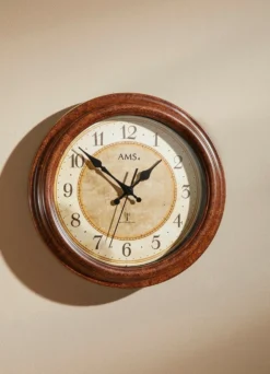 Wanduhr mit Funkuhrwerk aus dem Hause AMS