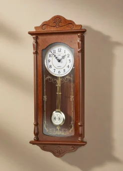 Wanduhr mit Regulatorgehäuse aus Holz