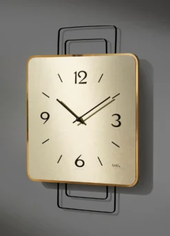 Wanduhr mit Holzgehäuse aus dem Hause AMS