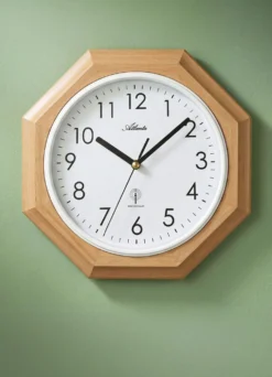 Wanduhr mit massivem Holzgehäuse