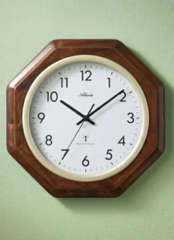 Wanduhr mit massivem Holzgehäuse