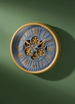 Wanduhr mit sichtbaren Zahnrädern