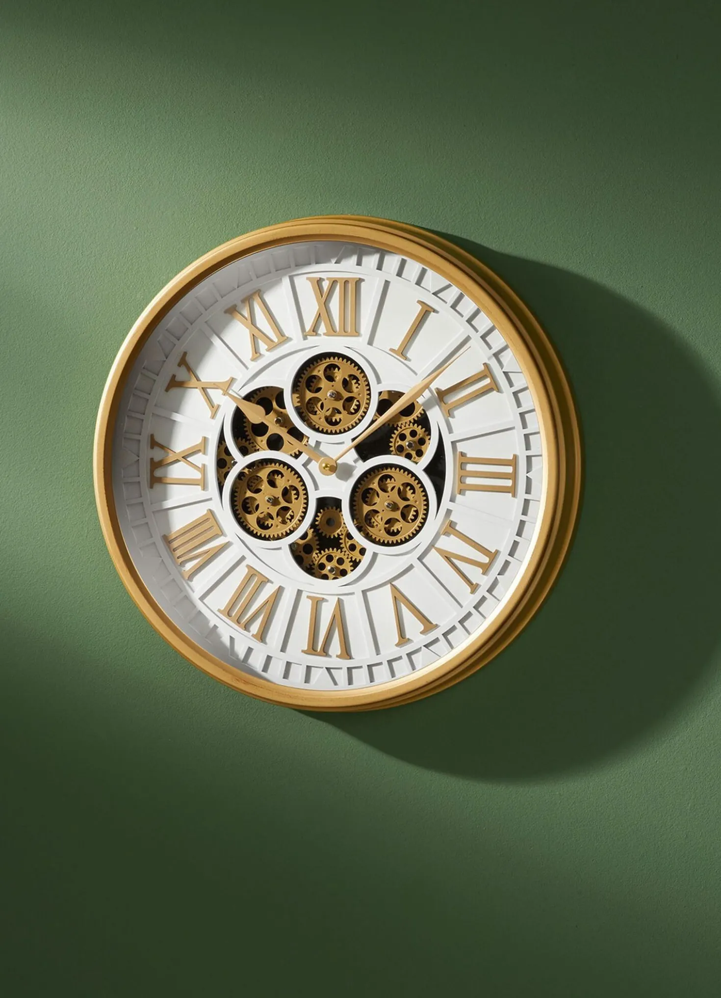Wanduhr mit sichtbaren Zahnrädern