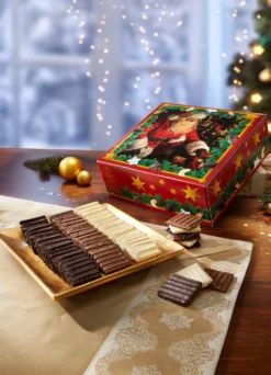 Zarte Waffelblättchen im dekorativen Weihnachtskarton