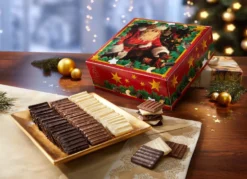 Zarte Waffelblättchen im dekorativen Weihnachtskarton